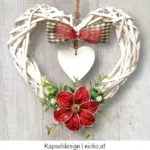 Herz offen aus Weide Tür- oder Wandschmuck mit Kapselblüten und Kunstranken ca. 25 x 25 cm 1 Blüte mit Schleife und Herz